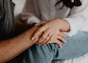Hábitos pequeños que destruyen la relación poco a poco