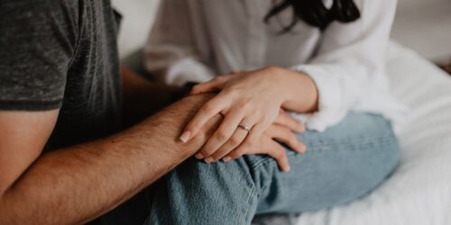 Hábitos pequeños que destruyen la relación poco a poco