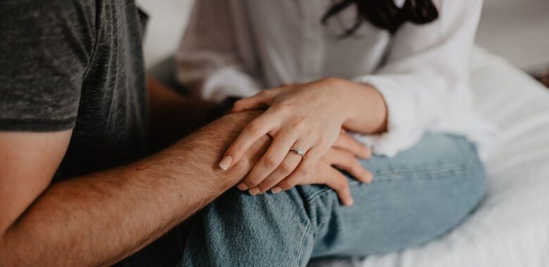 Hábitos pequeños que destruyen la relación poco a poco