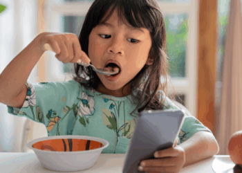 ¿A qué edad debo darle a mi hijo su primer celular?
