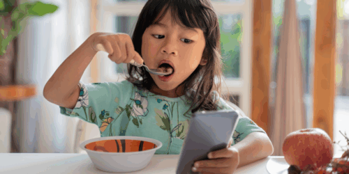 ¿A qué edad debo darle a mi hijo su primer celular?