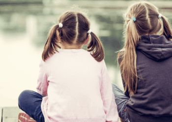 Padres dejan a sus dos hijas solas para irse de viaje