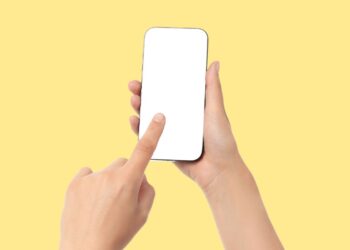 Francia propone límites digitales para proteger a niñas, niños y adolescentes