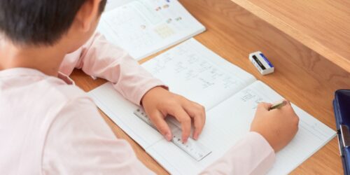 Ayuda a tu hijo con las tareas sin hacerlo por él