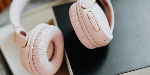 5 playlists para mamás que trabajan y necesitan energía (más potentes que el café)