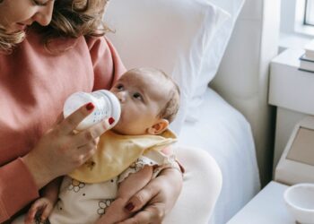 ¿Cuánta leche debe tomar tu bebé? Así puedes calcularlo según su peso