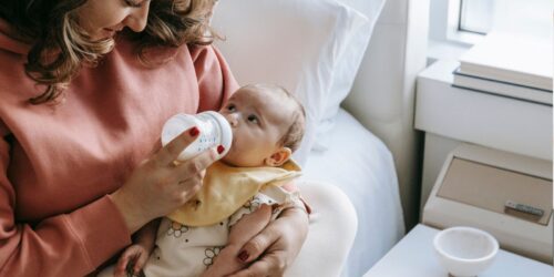¿Cuánta leche debe tomar tu bebé? Así puedes calcularlo según su peso