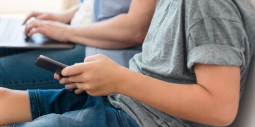 ChatGPT no pasa la prueba con menores: por qué puede ponerlos en riesgo