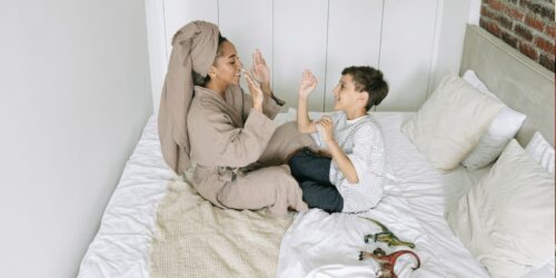 Por qué tu hijo busca más a mamá (y no es porque tenga favoritos)