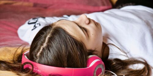 Qué necesitan los adolescentes en vacaciones, más allá de libertad