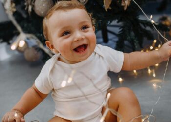 Cómo manejar la sobreestimulación de tu bebé en Navidad