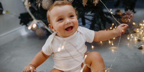 Cómo manejar la sobreestimulación de tu bebé en Navidad