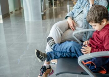 ¿Volarás con tus hijos estas vacaciones? Consejos para no morir en el intento