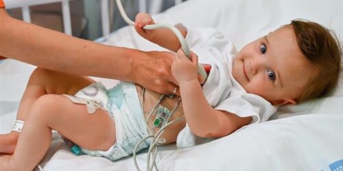 Bebé recibe el primer trasplante parcial de corazón en Europa