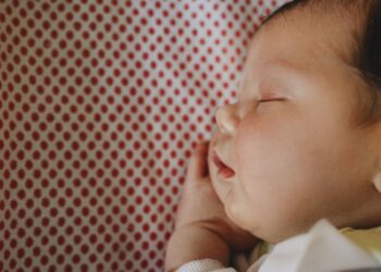 Razones por las que tu bebé se sigue despertando en la noche