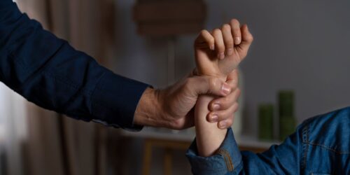 ¿Por qué te dan ganas de pegarle a tus hijos? Explicación psicológica