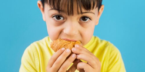 La posición al comer SÍ importa: Bebé muere al comer una hamburguesa mientras jugaba