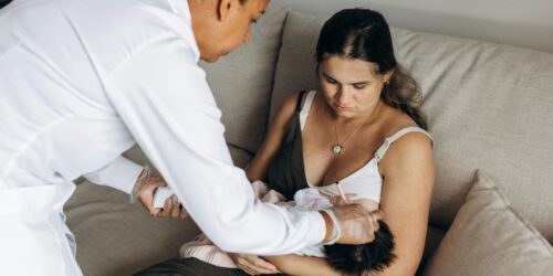 ¿Por qué hueles tan mal en el posparto? ¡No eres la única!