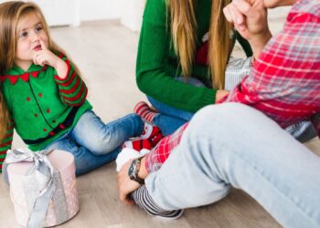 Qué temas es mejor no hablar frente a tus hijos (y cómo decirlo sin lastimarlos)