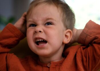 ¿Por qué tu hijo empieza con berrinches ‘de la nada’?