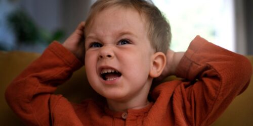 ¿Por qué tu hijo empieza con berrinches ‘de la nada’?