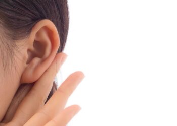 ¿Cuál es la relación entre equilibrio y el sistema auditivo en la infancia?