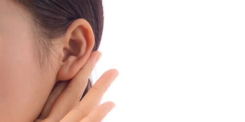 ¿Cuál es la relación entre equilibrio y el sistema auditivo en la infancia?