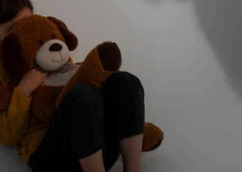 Hombre fue detenido por transmitir en vivo abuso infantil