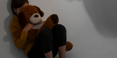 Hombre fue detenido por transmitir en vivo abuso infantil