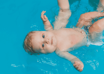 Bebé en alberca por primera vez: esto es lo que debes saber