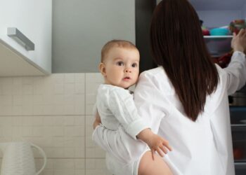 Mujeres dedican 2.5 veces más tiempo al trabajo del hogar