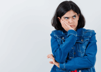 La etapa del «no me pasa nada»: lo que realmente significa para tu adolescente