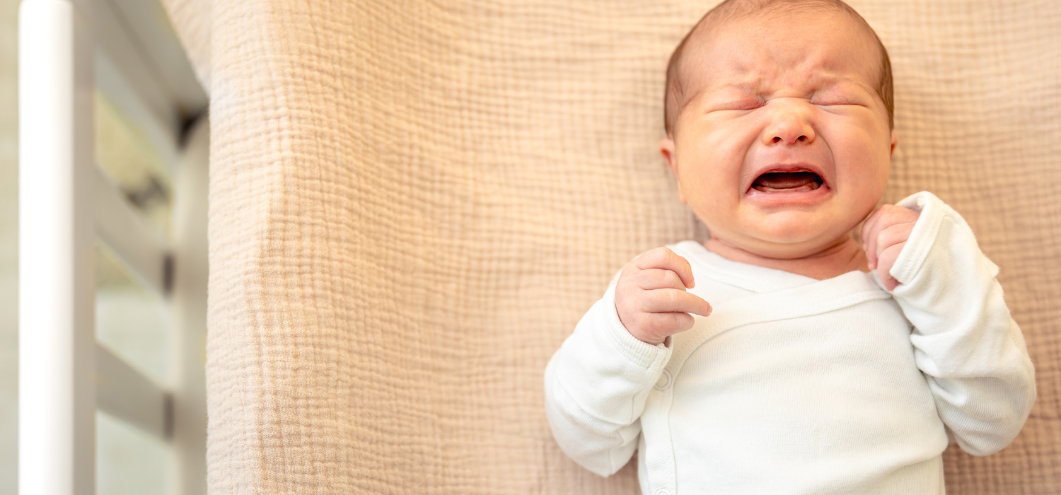 Captan a mamá lastimando a su propio bebé