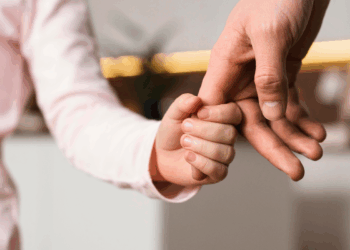 Crianza híbrida: Así educan los papás reales