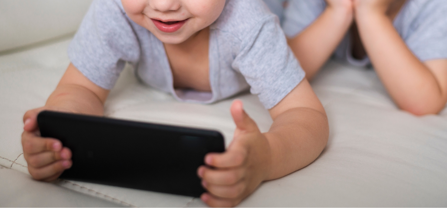 Pantallas alteran el cerebro de los bebés