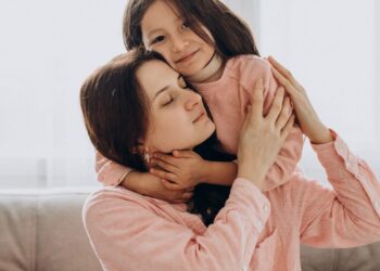 La falta de cuidado infantil accesible empuja al trabajo informal de la mujer