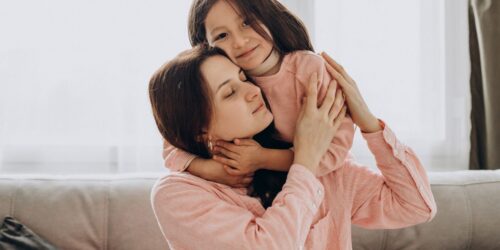 La falta de cuidado infantil accesible empuja al trabajo informal de la mujer