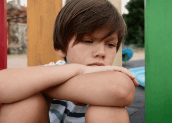 «Nadie quiere jugar conmigo»: Cómo acompañar a tu crío cuando se siente excluido