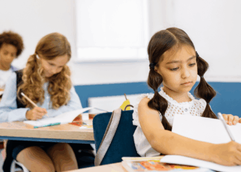 Suecia reduce pantallas en las escuelas: regresan a lápiz y papel 