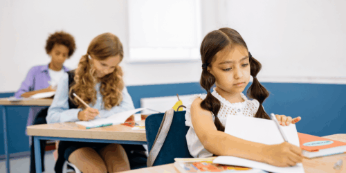 Suecia reduce pantallas en las escuelas: regresan a lápiz y papel 