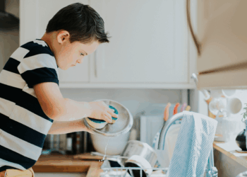 Autonomía infantil: ¿Por qué ayudar a tu hijo le está quitando poder?