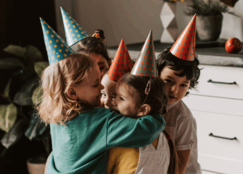 Fiestas sin regalos: ¿Cómo ayudan a tus hijos?