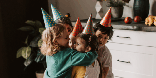 Fiestas sin regalos: ¿Cómo ayudan a tus hijos?