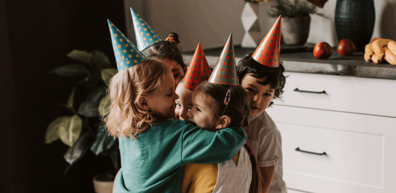 Fiestas sin regalos: ¿Cómo ayudan a tus hijos?