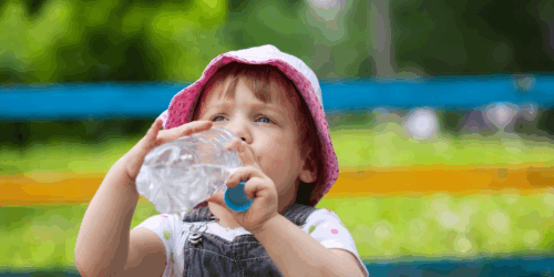 Golpe de calor: ¿Cuándo sí darle suero a tus hijos?