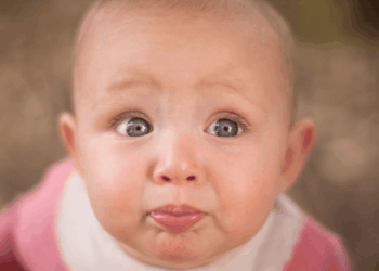 ¿Tu bebé ya te “engaña”? Esto dice la ciencia sobre sus primeras mentiras 