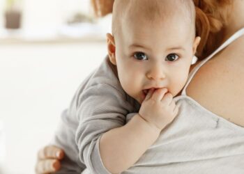 ¿Tu bebé tiene que sacar al aire después de comer?