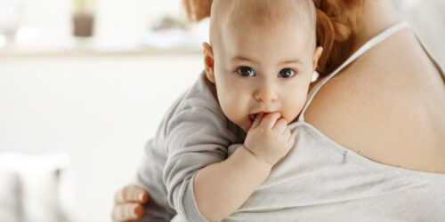 ¿Tu bebé tiene que sacar al aire después de comer?