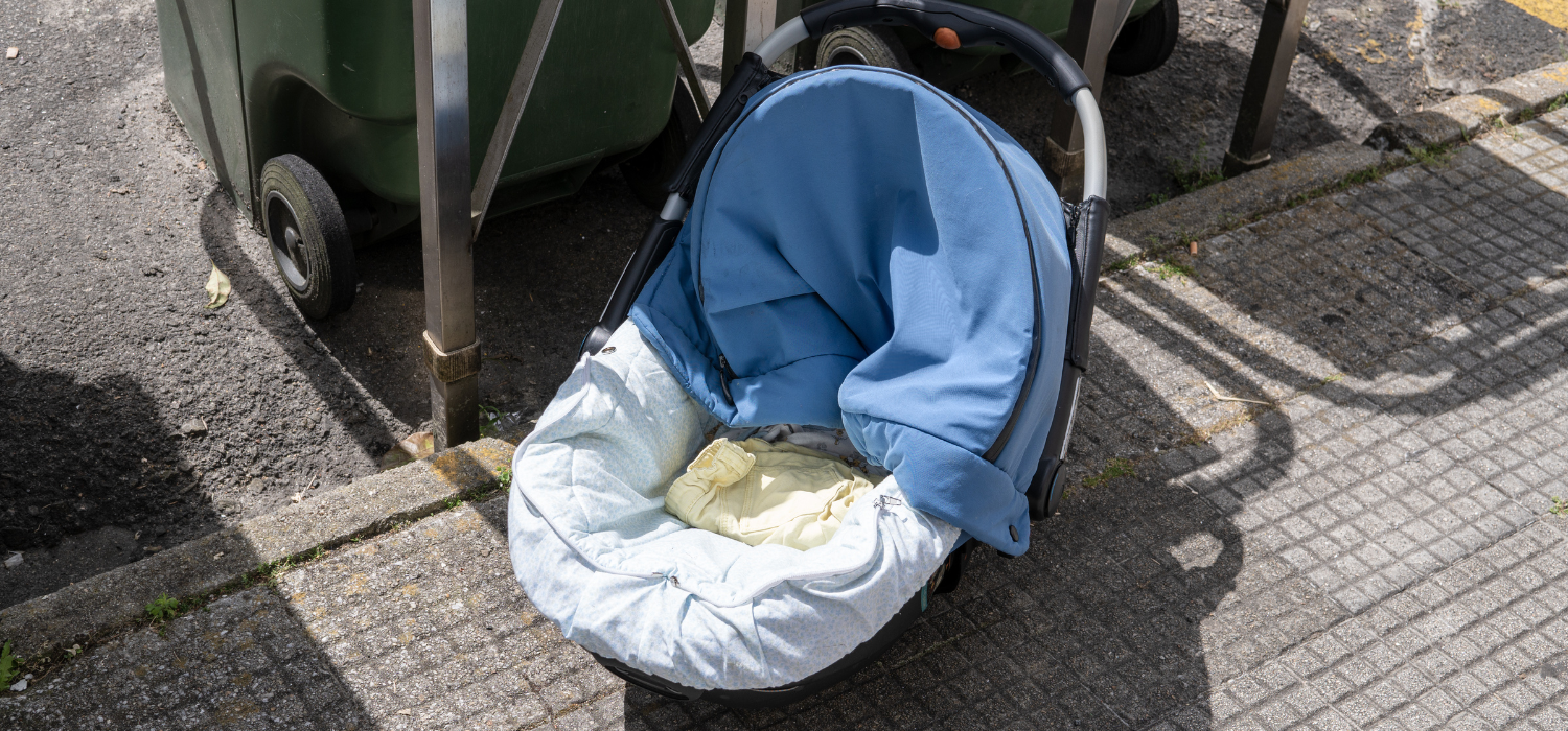 Abandonan a bebé en un bote de basura