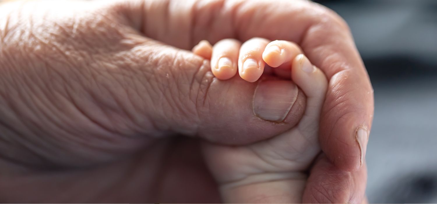 Menos nacimientos y más adultos mayores